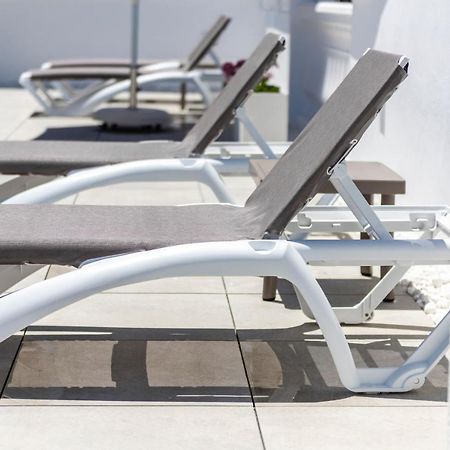 Apartamentos Toboso Plaza Nerja Exterior photo A sunlounger