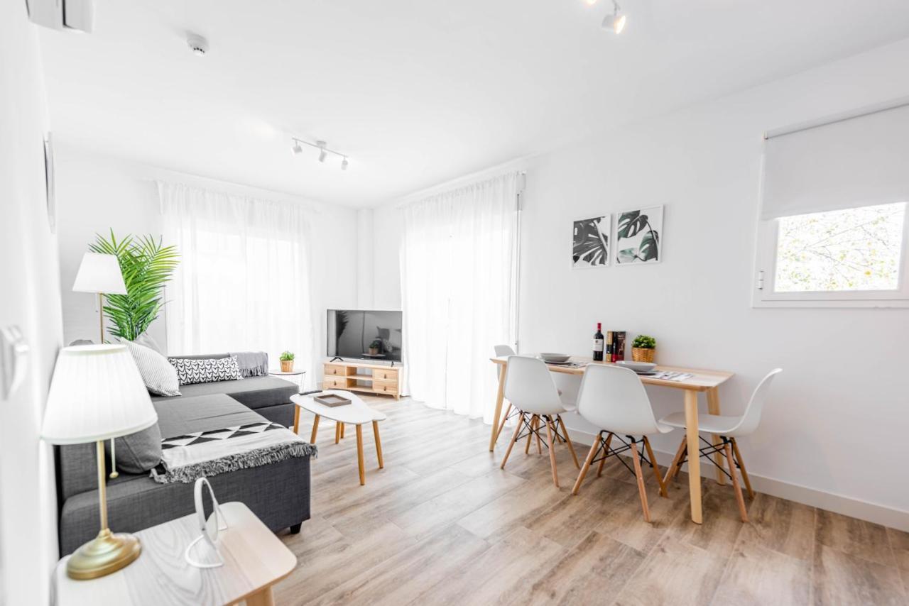 Apartamentos Toboso Plaza Nerja Exterior photo A staged living room