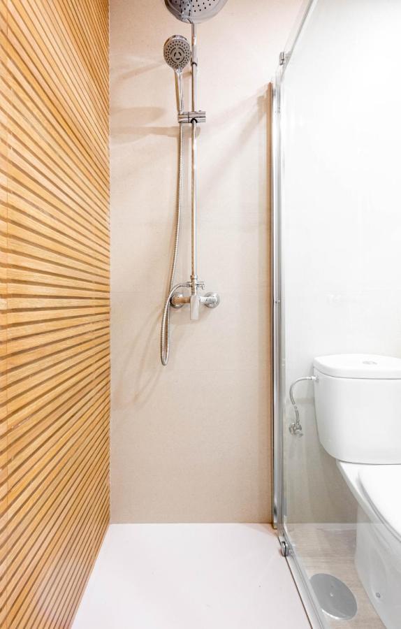Apartamentos Toboso Plaza Nerja Exterior photo A shower in a caravan