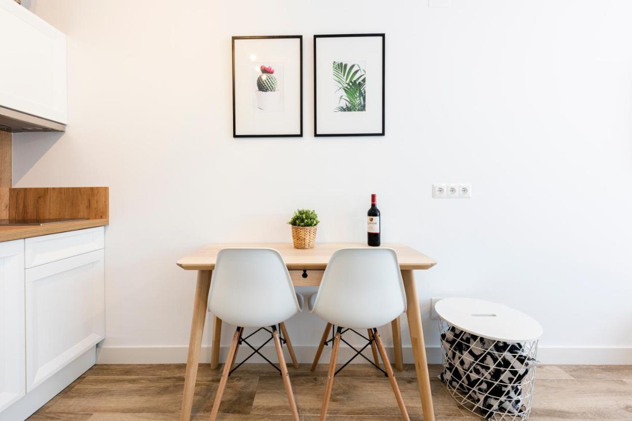 Apartamentos Toboso Plaza Nerja Exterior photo A kitchen table