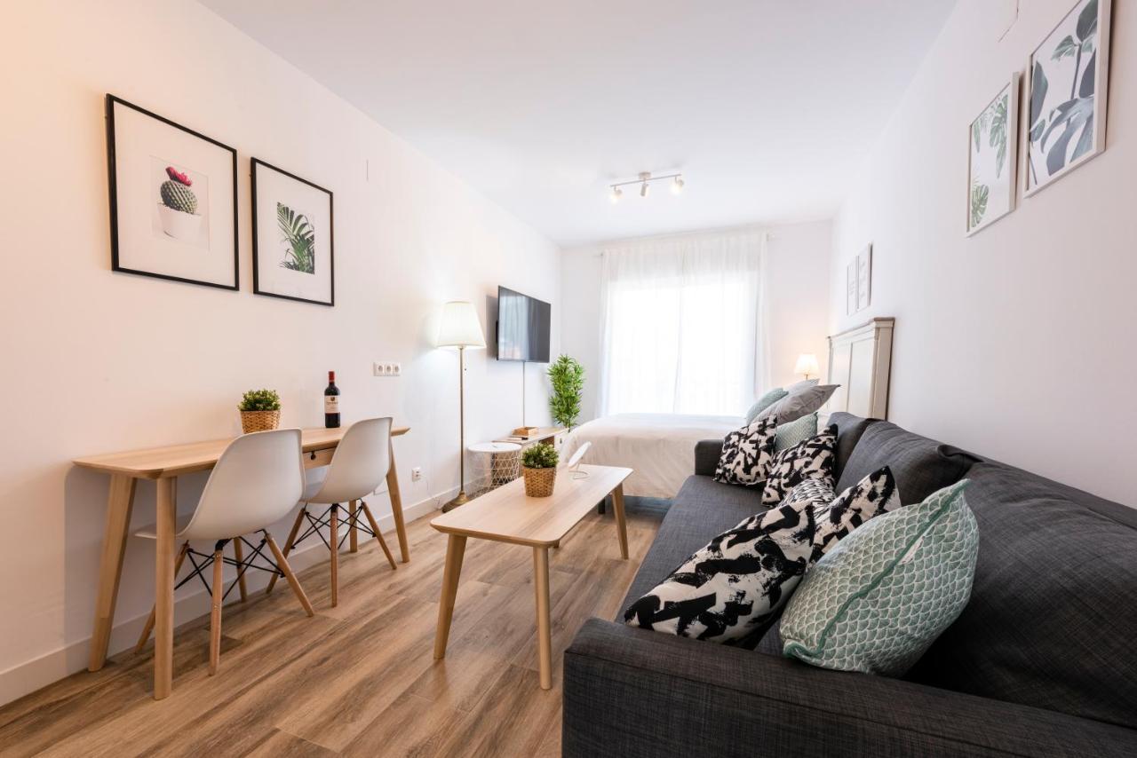 Apartamentos Toboso Plaza Nerja Exterior photo A staged living room