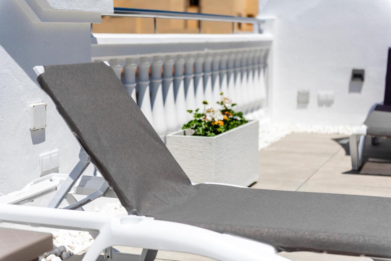 Apartamentos Toboso Plaza Nerja Exterior photo A sunlounger