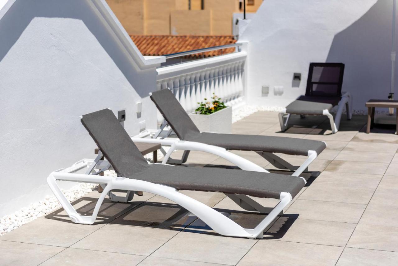 Apartamentos Toboso Plaza Nerja Exterior photo A pair of chaise longues
